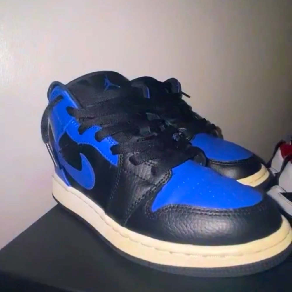 Air Jordan 1 Mid 'Hyper Royal'